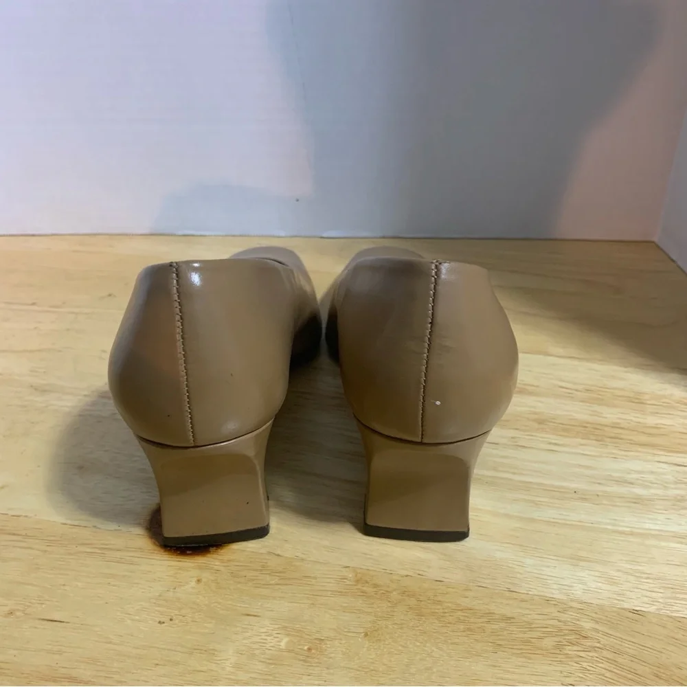 Life Stride Women's Erica Beige Heels/Comfort Footbed Size 8.5M Made‎ In Brazil